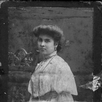 Anna Kirlija, Cousine von Pogos Chat-Ogly